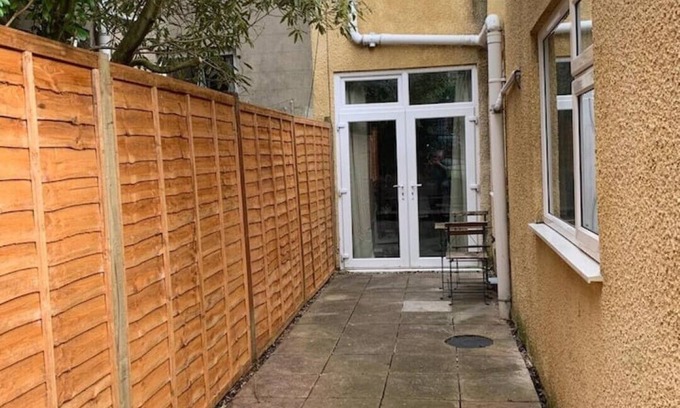 Horfield Apartment | Central 2 bed flat with off street-parking