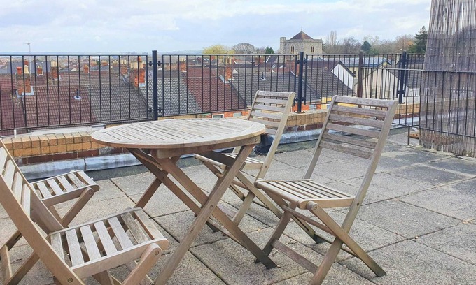 Swindon Apartment | Central 2 Bed, Parking & Private Terrace, Sleeps 5