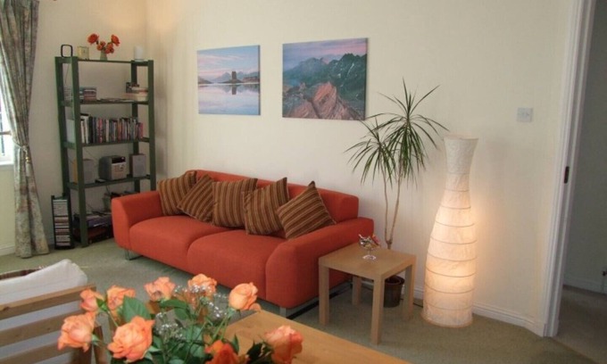 Leith Apartment | Central 2-Bedroom Apartment with private parking - home from home