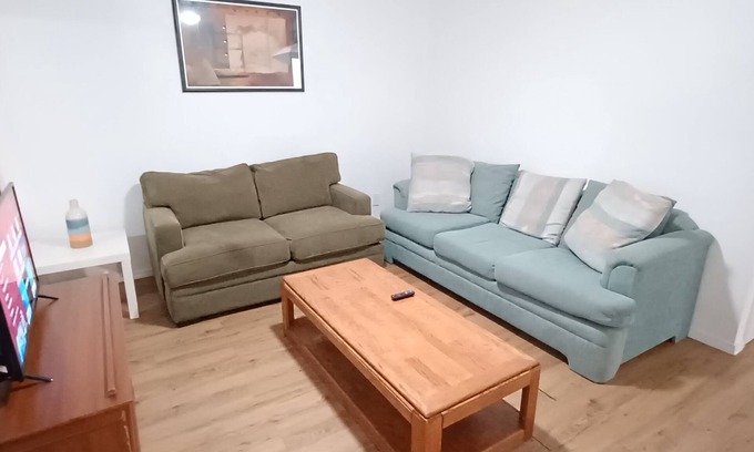 Albuquerque Apartment | Central 2 br apt with AC close to UNM/Airport/I-25/CNM/Hospital/Stadium/Netflix