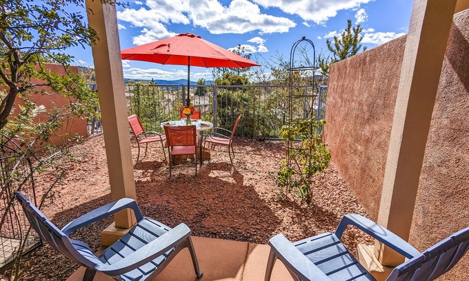 Nepenthe House | Central 2 BR Cozy Pet-Friendly Retreat with Pool+ Hot Tub+Private Yard