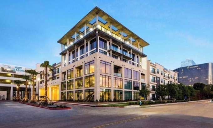 Greenway Plaza-Upper Kirby Apartment | Central 2BR/2BA - View & Gym Luxury
