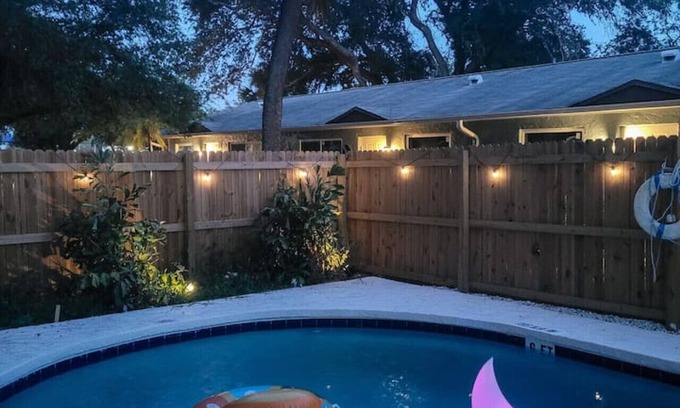Pinellas Park Apartment | Central 2BR Apt: Heated Pool & W/D on Site