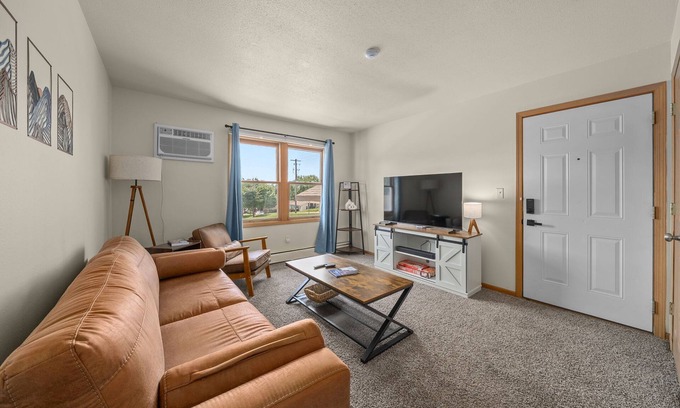 Sioux Falls Apartment | Central 2BR w/1G Wi-Fi + Workspace