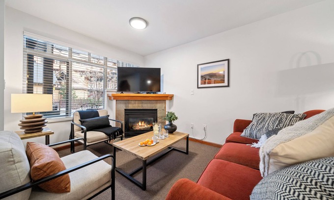 Whistler Cay Heights House | Central 2BR w/Pool, Hot Tub, BBQ & Free Parking
