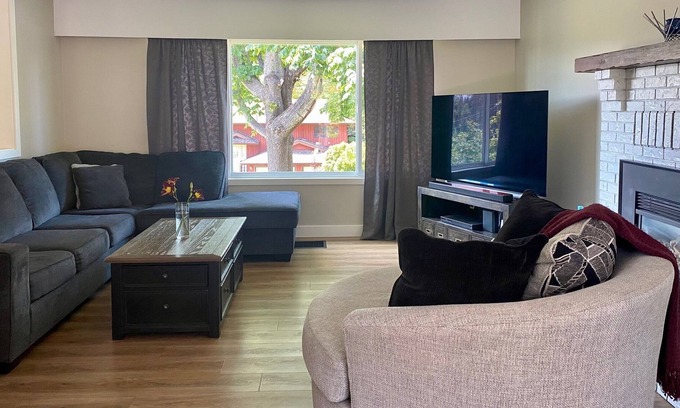 Comox House | Central 3 Bedroom Getaway in Comox