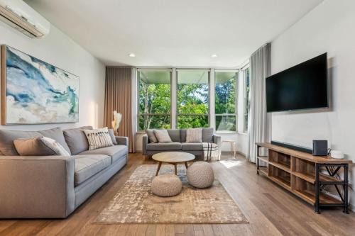 Magnolia House | Central 3-Story with Private Balcony