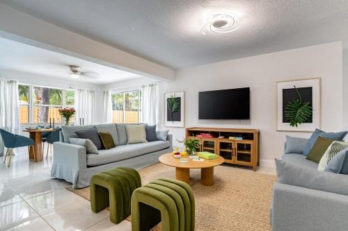 Riverland Village Apartment | Central 3BD wPool and Covered Patio 10 min to FLL