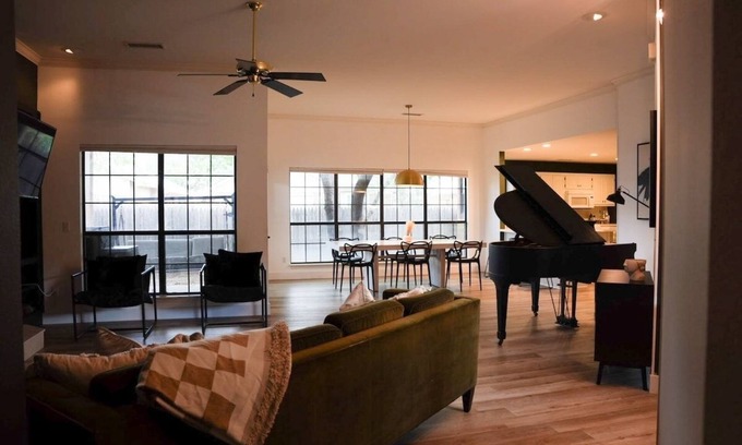 Amarillo House | Central |5 Bed| Baby Grand Piano