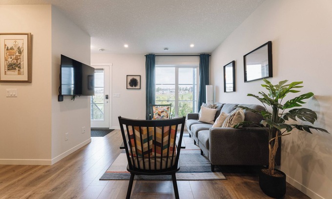 Northwest Calgary House | Central AC| Close Banff | Pond View |Rooftop Balcony