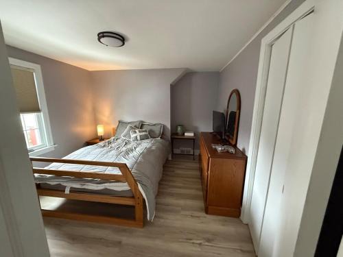 Almont Apartment | Central air, 5 minutes to Canada
