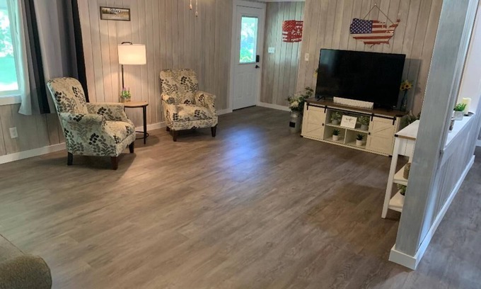 St. Helen House | Central air conditioning, very clean, cozy and Spacious House. Close to trails.