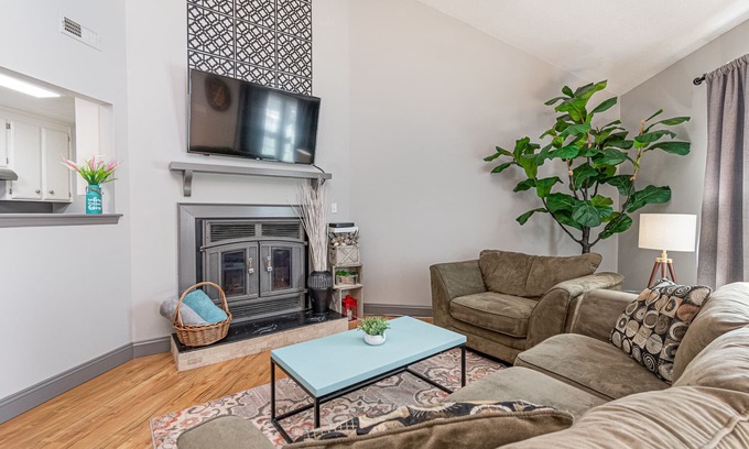 Hampton Condo | Central and Chic Hampton Condo! 2 br 2 ba W/D +WIFI! Dog Friendly