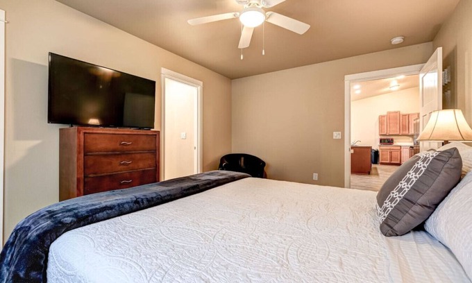 Hermiston House | Central and Quiet, 2 Car Garage, Yard #776A