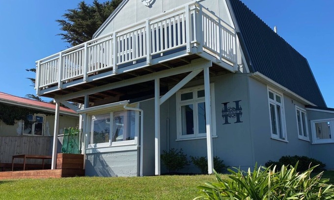 Waitarere Beach House | Central and spacious Waitarere Beach 3 Bed, 2 Bathroom house with sea views