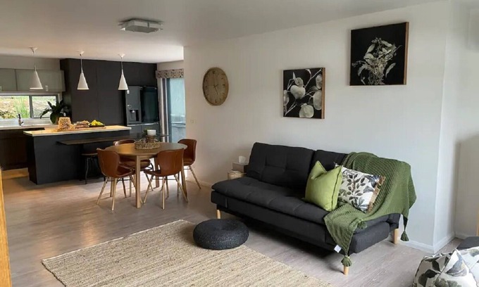 Warrnambool House | Central and spacious three bedroom townhouse