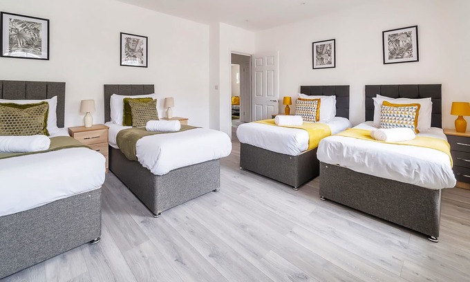 Rushmoor District Apartment | Central Apartment | Contractors & Families | WiFi