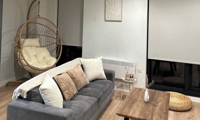 Cheetham Hill Apartment | Central Apartment-Free Parking with Terrace-Gym