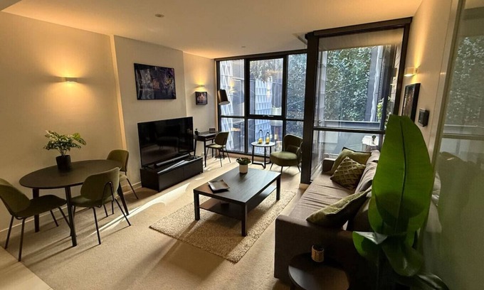 East Melbourne Apartment | Central Apartment w/Free Parking