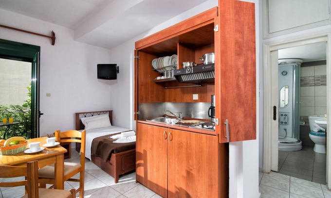 Limenas Chersonisou Apartment | Central Apt with Hydromasage Shower