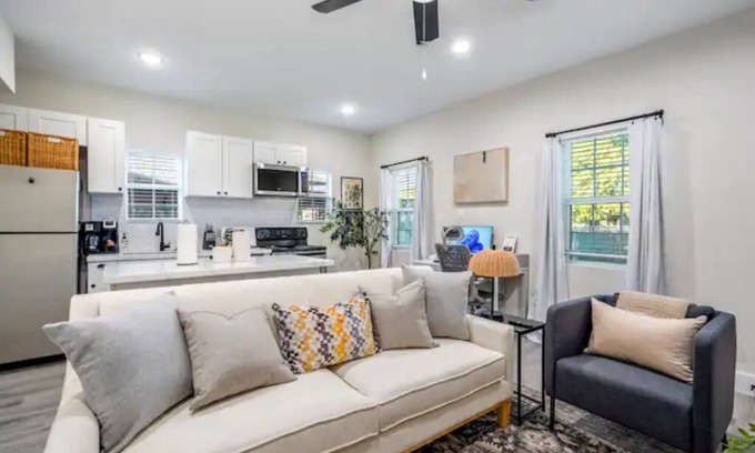 Greater East End Apartment | Central APT | w Office | Fast Wi-Fi | Near Stadium