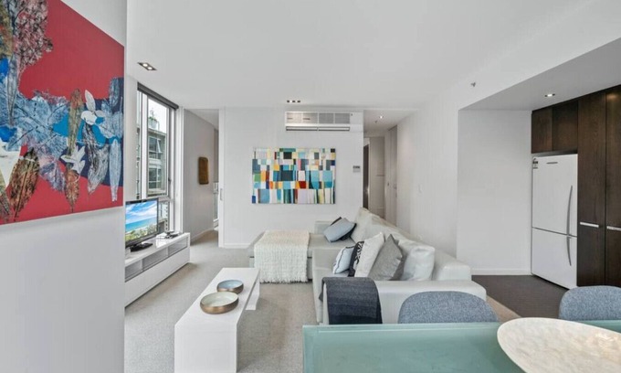 East Melbourne Apartment | Central apt with Parking & Pool