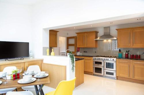 Ashford House | Central Ashford Stay - Contractors & Families Welcome - Free Parking