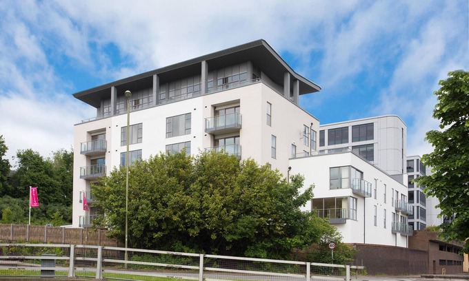 Basingstoke Apartment | Central Basingstoke - Large 2 bedroom 2 bathroom (King/Twin) Luxury Apartment