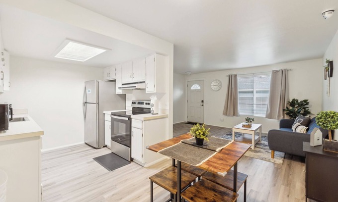 Lake Hills House | Central Bellevue House