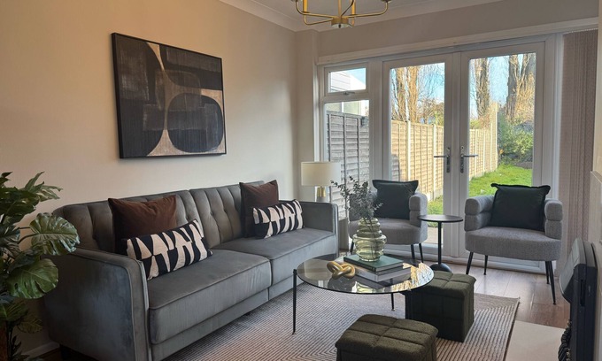 Sheldon House | Central Birmingham Luxury House for 8 people with parking, garden, near NEC, BHX
