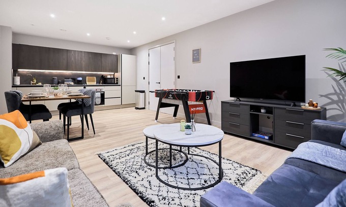 Birmingham City Centre Apartment | Central Birmingham Getaway: Luxury 2-Bedroom, Netflix, Games & Parking