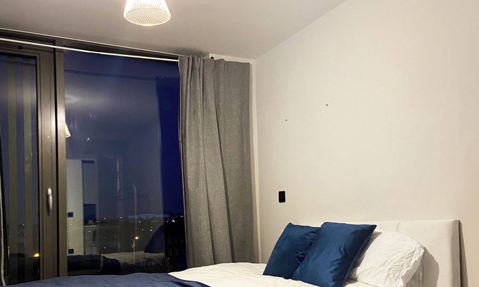 Bordesley Apartment | Central Birmingham Luxury 2 Bedroom Apartment with Fast WiFi and Games Table