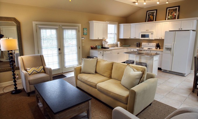 East Midtown Cottage | Central Blue Door.Newly Renovated Historic Midtown Cottage