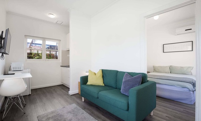 Plympton Apartment | Central budget sight seeing base