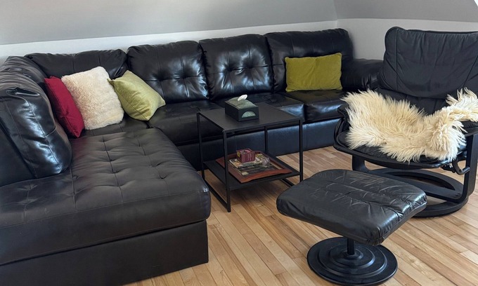 Old Ottawa East Apartment | Central Canal 2 Bedrm w/private entrance, parking, deck, close to everywhere