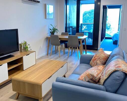 Reid Apartment | Central Canberra City apartment with study and full amenities including parking