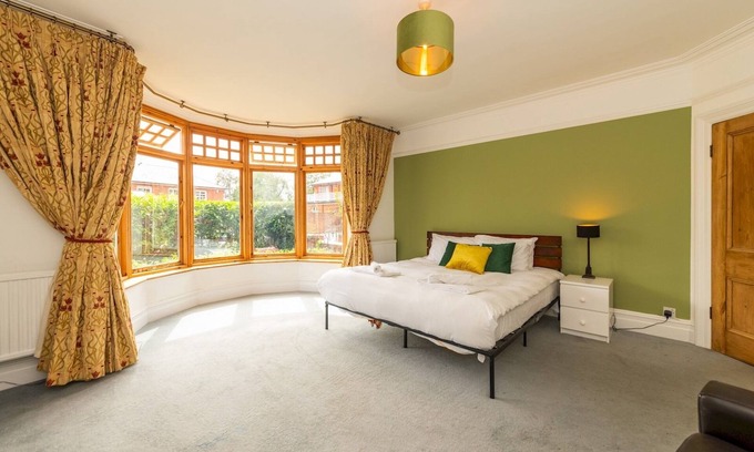 Caversham Apartment | Central Caversham/Traditional English House | Pass the Keys