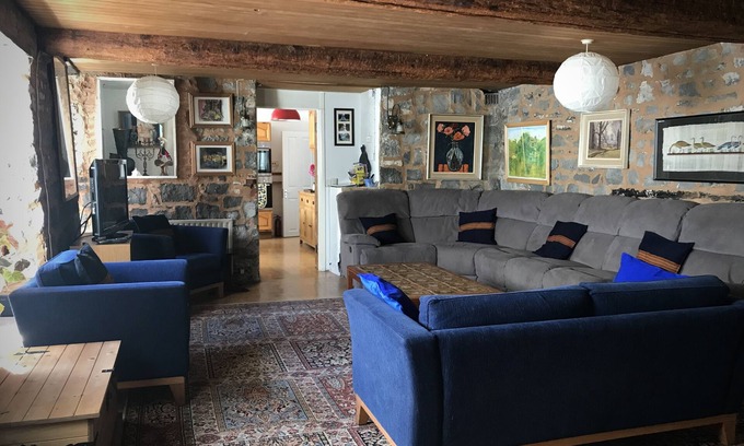 Lyme Regis House | Central character home, parking/garden/pizza oven, 3 minutes level walk to beach