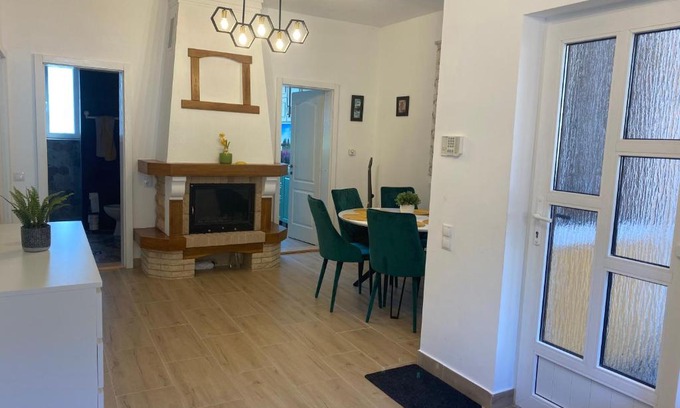 Tirgu Mures Apartment | Central cheerful house with yard