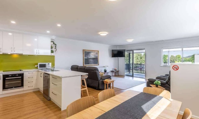 Myrtleford House | Central Chic- Beautifully appointed 2 story townho