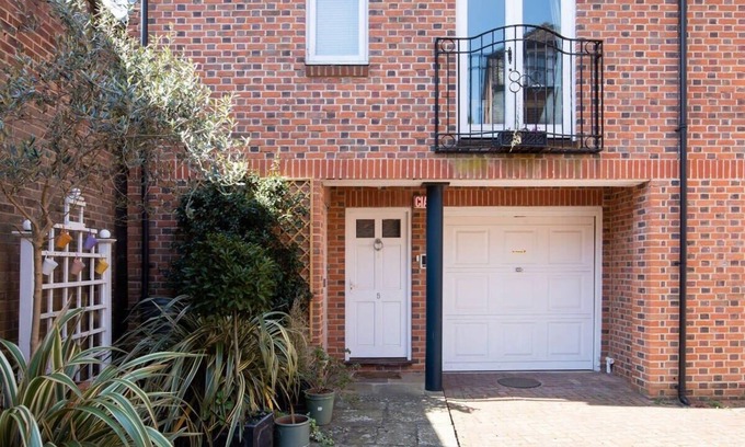 Chichester House | Central Chichester 3bd Mews House For Up To 6!