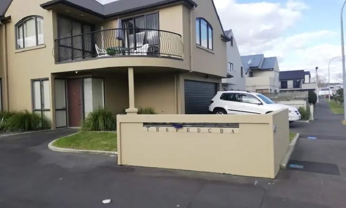 Hamilton House | Central City whole Townhouse opposite FMG Stadium, 2 bed, 2 bath