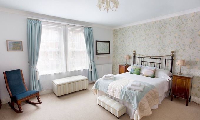 West Cliff House | Central, comfortable, spacious period house 8 + cot, 5 bed/3 bath, free parking