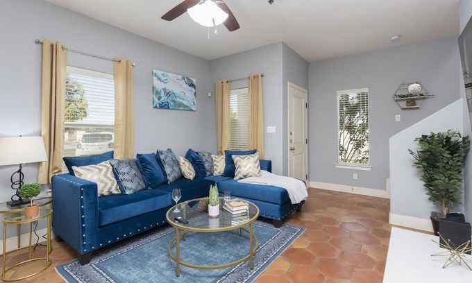 McAllen Condo | Central Condo! Perfect location for shopping + dining w/ pool on site.