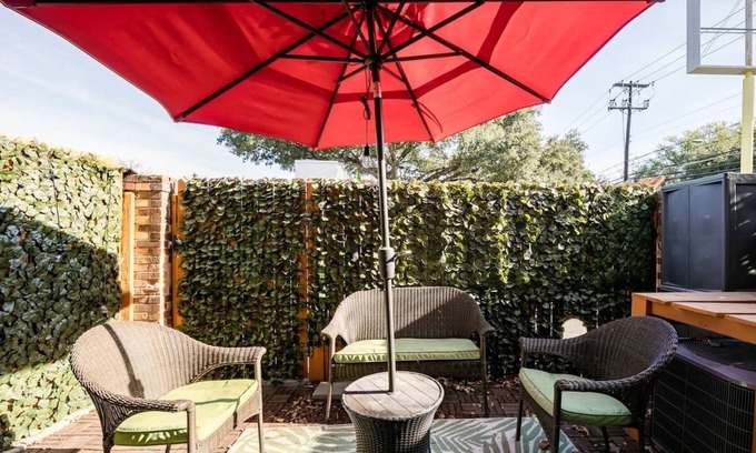 Brentwood Condo | Central Condo w/Patio, Walk to Shops and Food NEW