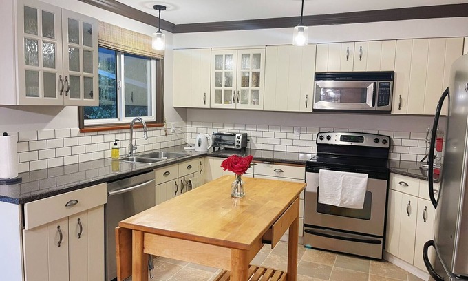 Regional District of Nanaimo House | Central convenient location 2 bedroom upper level suite, spacious clean & cozy