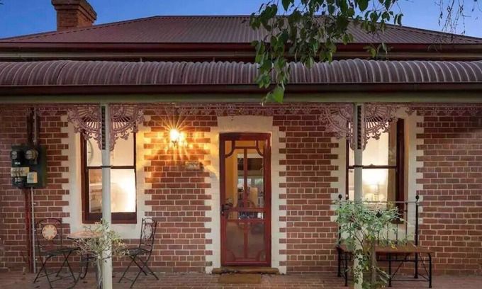 Albury House | Central, cosy and private Wyse Cottage