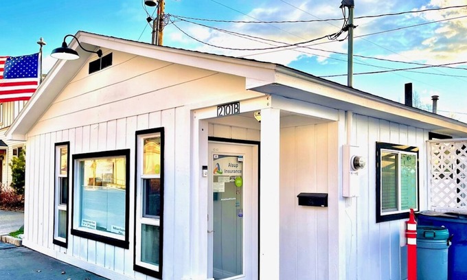 Southgate Triangle Cottage | Central Cottage -close to everything!