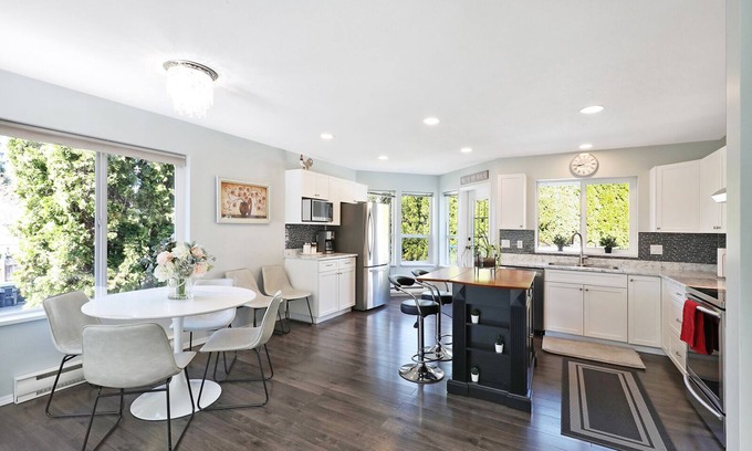 Comox House | Central Courtenay Modern Retreat: Urban Oasis