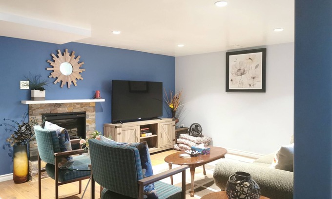 Varsity House | Central Cozy Stay- near C-train, office space, quiet, 2BR, sleeps 6